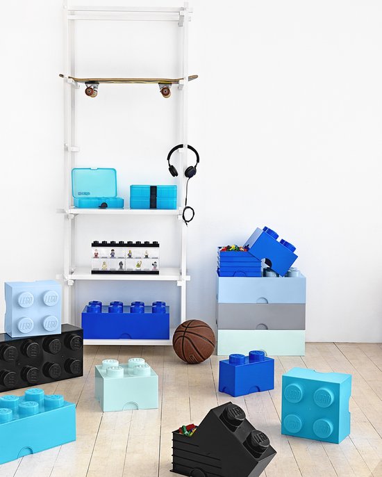 Boîtes de rangement LEGO grises et bleues au sol avec un ballon de basket.