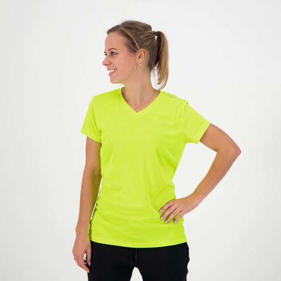Model in een fluo geel sportshirt met korte mouwen en V-hals, staand met hand in zij.
