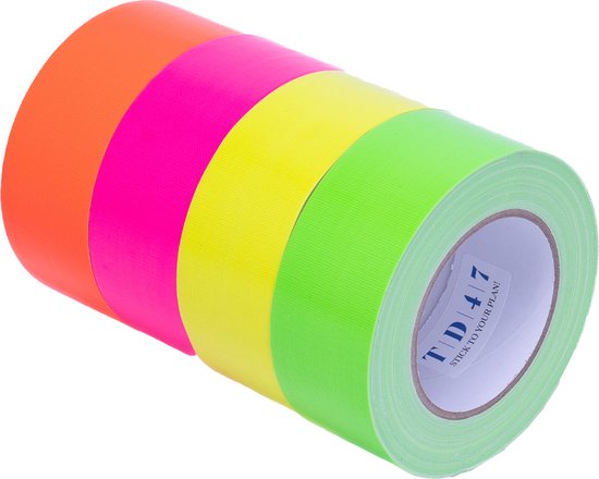 Vier rollen gaffa tape in neon groen, fel roze, fel geel en oranje, op wit met witte achtergrond.