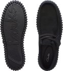 Zolen en bovenkant van zwarte suède Clarks Torhill Lo veterschoenen met dikke zwarte zool.