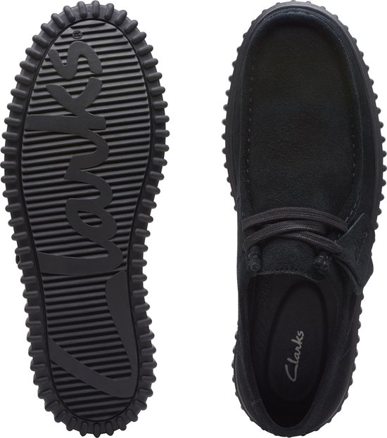 Zolen en bovenkant van zwarte suède Clarks Torhill Lo veterschoenen met dikke zwarte zool.