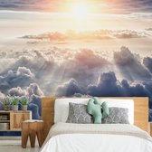 Fotobehangkoning - Behang - Vliesbehang - Fotobehang Zonnestralen door de Wolken - Walk in the Clouds - 200 x 140 cm