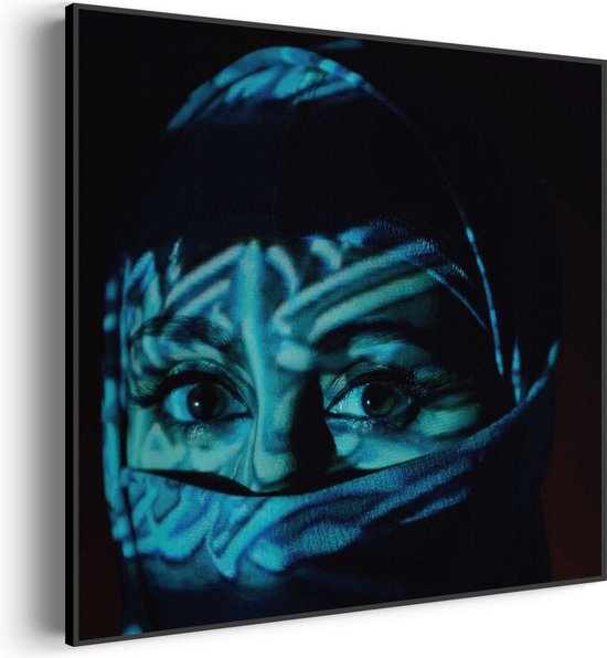Akoestisch Schilderij Jonge Arabische Vrouw Met Blauwe Hoofddoek Vierkant Basic XL (100X100) - Akoestisch paneel - Akoestische Panelen - Akoestische wanddecoratie - Akoestisch wandpaneel