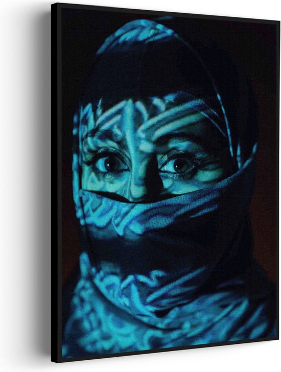 Akoestisch Schilderij Jonge Arabische Vrouw Met Blauwe Hoofddoek Rechthoek Verticaal Pro L (72 X 100 CM) - Akoestisch paneel - Akoestische Panelen - Akoestische wanddecoratie - Akoestisch wandpaneel