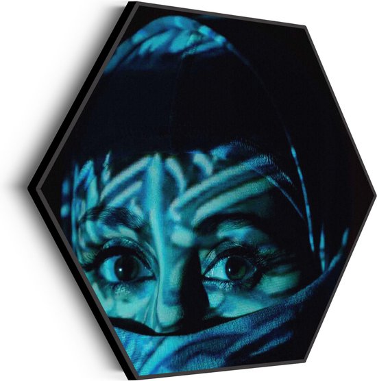 Akoestisch Schilderij Jonge Arabische Vrouw Met Blauwe Hoofddoek Hexagon Basic L (100 X 86 CM) - Akoestisch paneel - Akoestische Panelen - Akoestische wanddecoratie - Akoestisch wandpaneel