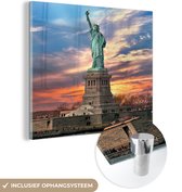 MuchoWow® Glasschilderij 50x50 cm - Schilderij acrylglas - Vrijheidsbeeld in New York tijdens zonsondergang - Foto op glas - Schilderijen