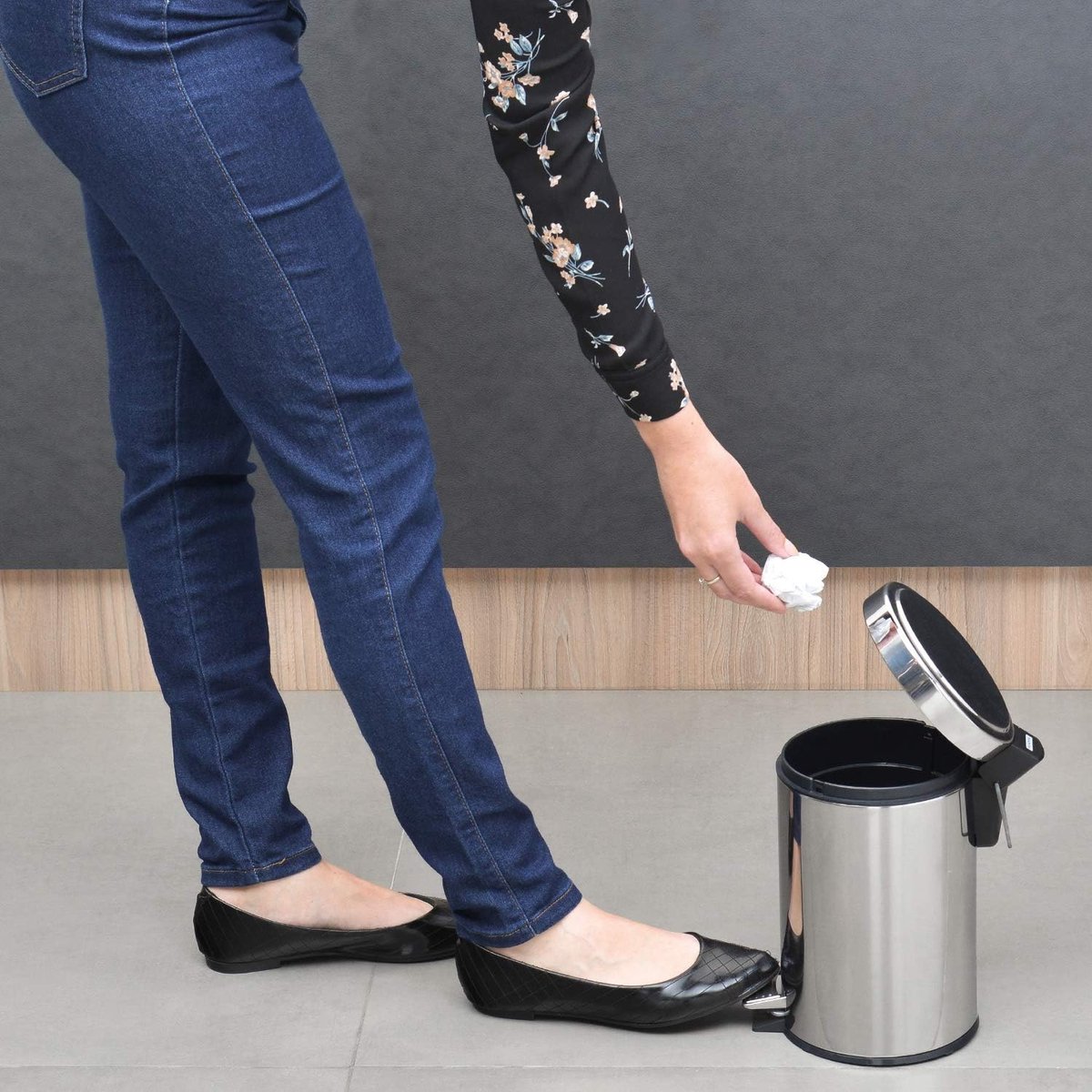 Brazilië Roestvrijstalen Badkamer Prullenbak, 3 liter, Cosmetische Prullenbak, Kleine Afvalbak met Pedaal, Verwijderbare Binnenbak, Zachtsluitend Deksel, voor Keuken, Badkamer, 17 x 17 x 27 cm