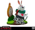 Witte konijn-figuur, zittend, met bril, vest en horloge met opschrift "I'm Late, I'm Late".