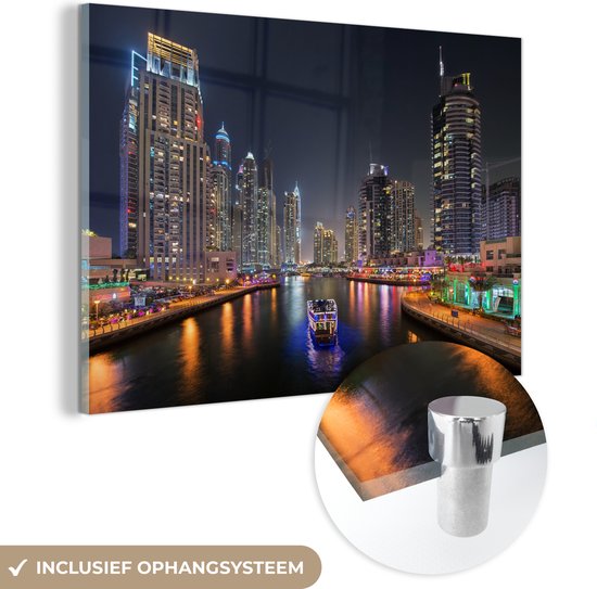 MuchoWow® Glasschilderij 60x40 cm - Schilderij acrylglas - Boot vaart door 's Nachts de Dubai Marina - Foto op glas - Schilderijen