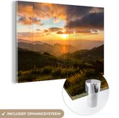 MuchoWow® Glasschilderij 30x20 cm - Schilderij acrylglas - Zonsondergang boven een berglandschap met wolken - Foto op glas - Schilderijen