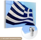 MuchoWow® Glasschilderij 120x80 cm - Schilderij acrylglas - Wapperende vlag van Griekenland - Foto op glas - Schilderijen