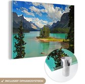MuchoWow® Glasschilderij 120x80 cm - Schilderij acrylglas - Eiland op een meer in het Nationaal park Jasper in Canada - Foto op glas - Schilderijen
