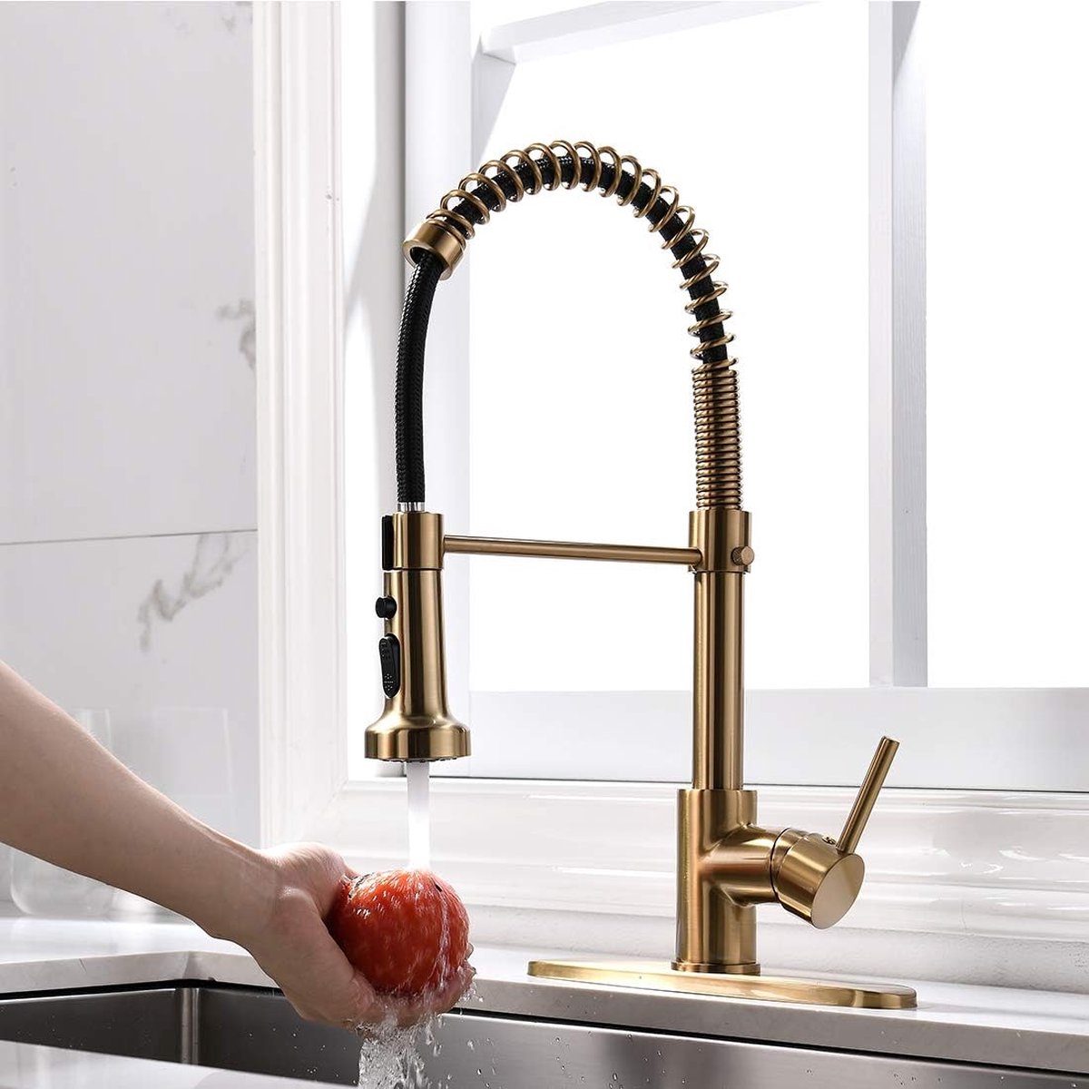 Geborsteld Goud Keukenkraan Trek Keuken Wastafel Kraan Enkele Handgreep Kraan 360 ° Draaibare Keukenkraan Warm Koud Mengkraan, Zwart Geborsteld Gouden Geborsteld Goud Keukenkraan Trek Keuken Wastafel Kraan Enkele Handgreep Kraan 360 ° Draaibare Keukenkraan Warm Koud Mengkraan, Zwart Geborsteld Gouden
