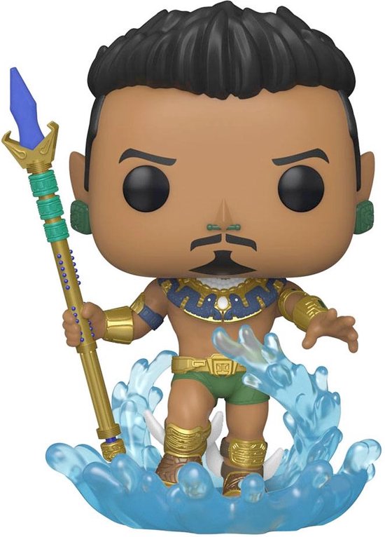 Namor Funko Pop! figuur, met gouden armbanden, groene shorts, blauwe versiering om de nek en een blauwe speer. Staat op blauwe watergolven.