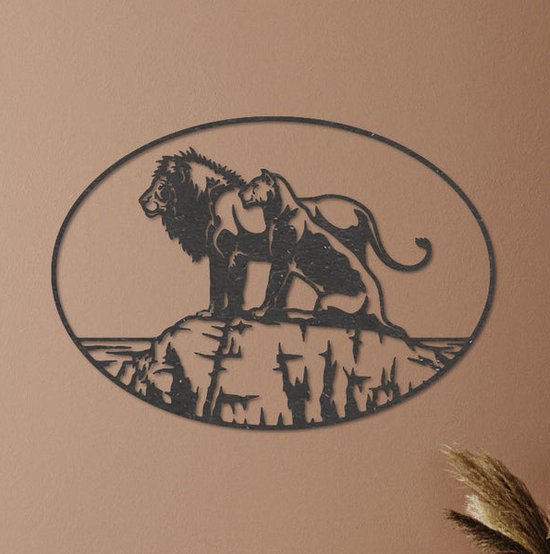 Zwart metalen wanddecoratie van een leeuwenkoppel, een leeuw en een leeuwin, op een rots.