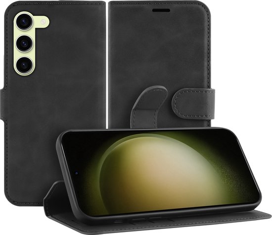 Zwarte book case voor Galaxy S23 met camera-uitsparing en telefoon erin geplaatst.