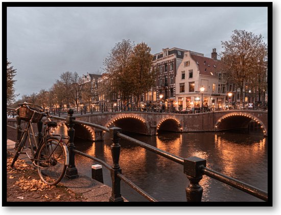 Avondlicht over de Amsterdamse Grachten - Fotoposter 40x30 met Lijst