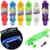 Skateboard avec lumière LED 55 cm - 6 assortis - avec batterie et câble de chargement