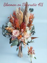 Trendy bruidsboeket met geconserveerd echte rozen en diverse droogbloemen met bijpassende corsage / droogbloemen boeket/ wedding bouquet/ trouwboeket/ bruidsboeket