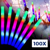 100x Led Foam Sticks - Multicolor Led - Lange Brandduur - Neon Party Sticks - Verjaardag Feest Versiering - Foam Lichtstaaf - Lampjes Kerst - Glow in The Dark