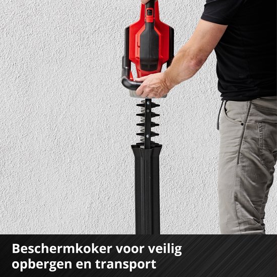 Man plaatst de Einhell heggenschaar in een beschermkoker.