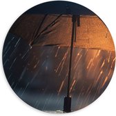 Dibond Muurcirkel - Regen - Paraplu - Licht - 60x60 cm Foto op Aluminium Muurcirkel (met ophangsysteem)
