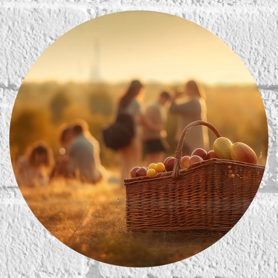 Muursticker Cirkel - Picknick - Mand - Eten - Fruit - Mensen - Veldje - 20x20 cm Foto op Muursticker