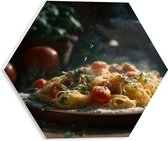 PVC Schuimplaat Hexagon - Spaghetti - Tomaten - Kaas - Eten - Bord - 30x26.1 cm Foto op Hexagon (Met Ophangsysteem)