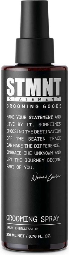 Bruine fles STMNT Grooming Spray met zwart pompje. Tekst op de fles: 'STATEMENT GROOMING GOODS' en 'GROOMING SPRAY'.