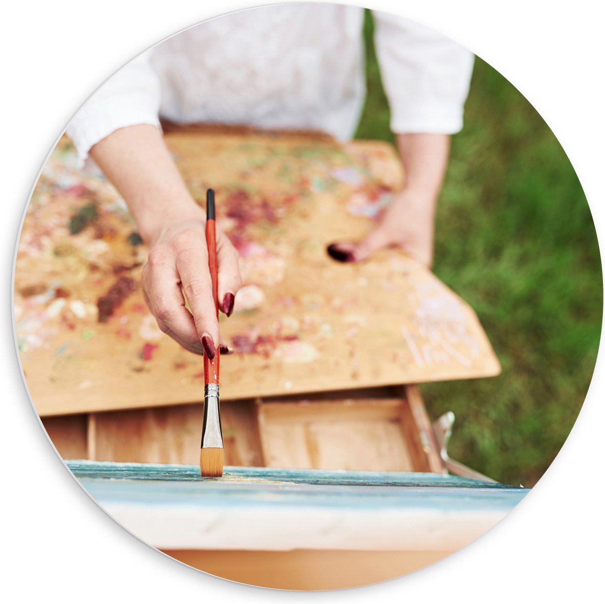 PVC Schuimplaat Muurcirkel - Vrouw - Hand - Kwast - Schilderen - Schilderij - Verf - 60x60 cm Foto op Muurcirkel (met ophangsysteem)