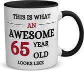 Akyol - an awesome 65 year koffiemok - theemok - zwart - Hoera 65 jaar - 65 geworden - verjaardagscadeau - cadeau voor opa - 350 ML inhoud