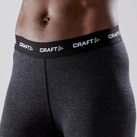 Close-up van de tailleband van een donkergrijze thermobroek met herhaald 'CRAFT' logo.