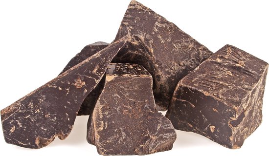 Stukken donkere, rauwe chocoladepasta.