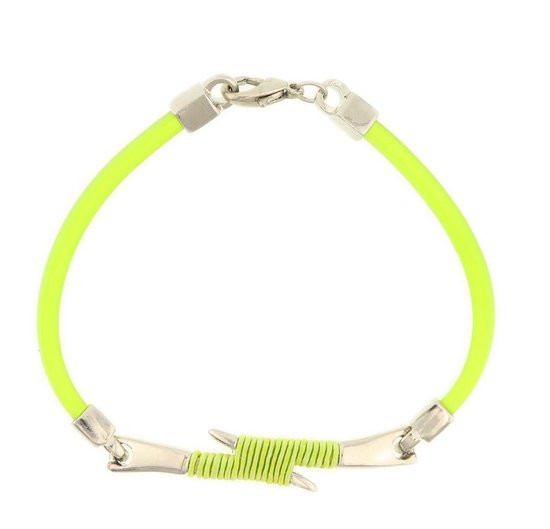 Neon groene armband met zilverkleurige details en spiraal.