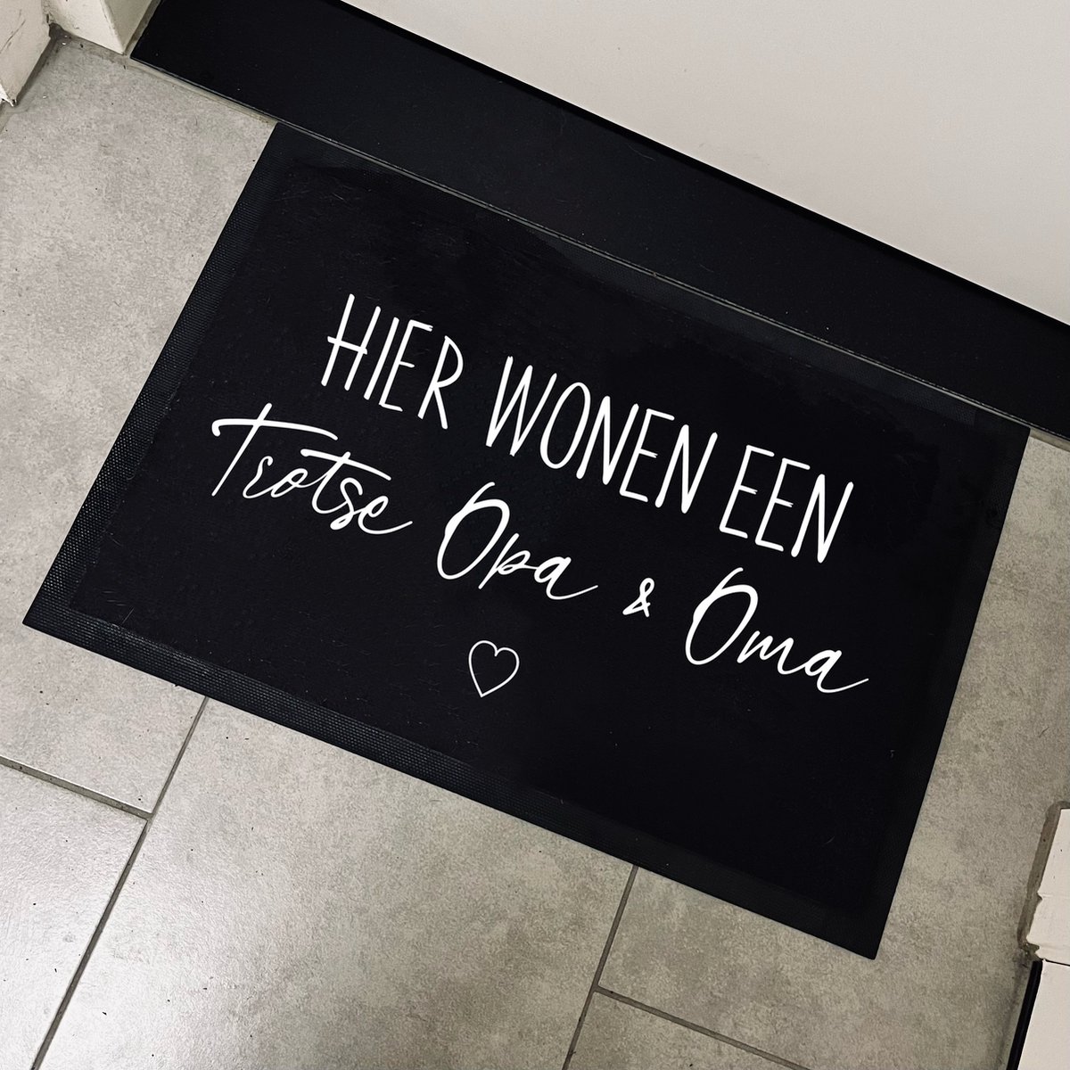 Deurmat met tekst-cadeau voor opa en oma-Hier wonen een trotse Opa en Oma-Kerstcadeau voor Opa en Oma-Deurmat binnen-60x40cm