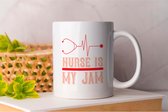 Mok Nurse Is My Jam - NurseLife - Gift - Cadeau - Nursing - HealthcareHeroes - NurseStrong - Verpleegkundige - Zorgverlener - Gezondheidszorg - Verpleegster