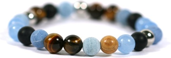 Armband met afwisselend blauwe, zwarte, bruine en zilverkleurige kralen.