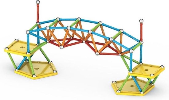 Een brugmodel van Geomag met gekleurde staven in blauw, groen, oranje en rood op gele bases.