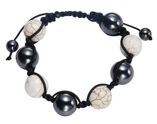 Geknoopte armband met afwisselend glanzende antraciet en crèmekleurige magnesietkralen met barstpatroon.