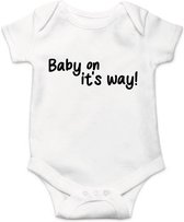 Soft Touch Rompertje met Tekst - Baby on it's way Zwangerschaps aankondiging - Coming Soon Rompertje - Wit/Zwart | Baby rompertje met leuke tekst | | kraamcadeau | 0 tot 3 maanden | GRATIS verzending