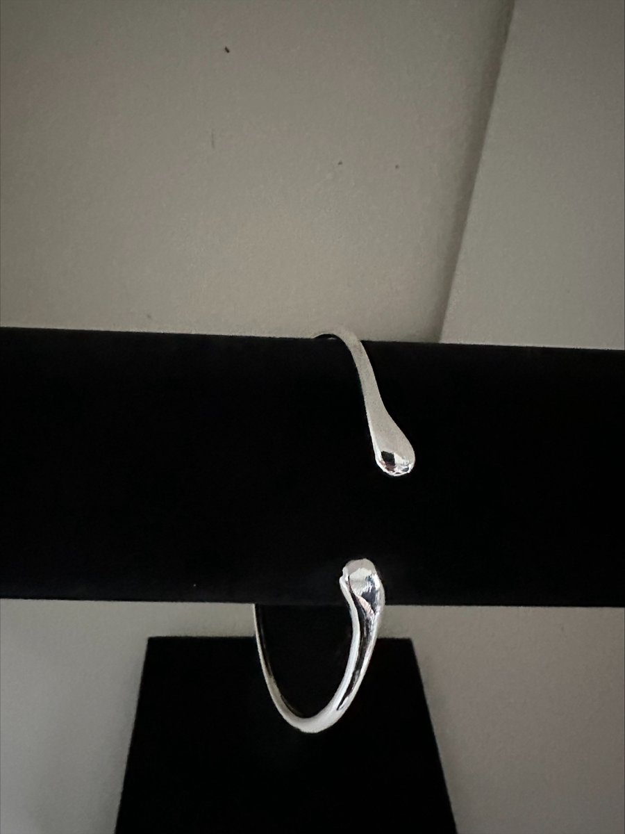 Zilverkleurige waterdruppel armband | Make up | Parfum | Moederdag | Verjaardagscadeau| Cadeautje| Valentijnsdag| Kado | sieraden | vaderdag | oorbellen | oorsieraden