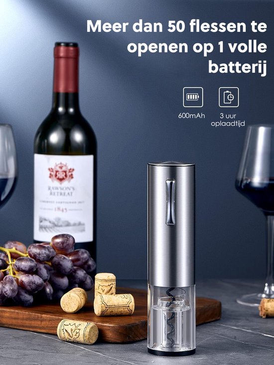 Elektrische wijnopener naast fles wijn, druiven en kurken. Geeft aan: 600mAh, 3 uur opladen.