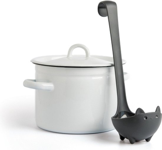 Zwarte soeplepel in de vorm van een katje met pootjes, naast een witte kookpot.