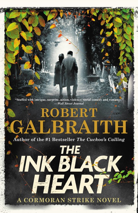 Boekcover van 'The Ink Black Heart' door Robert Galbraith. Twee figuren lopen op een pad in een begraafplaats, omgeven door bladeren.
