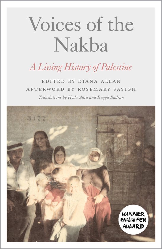 Boekomslag met de titel 'Voices of the Nakba: A Living History of Palestine'. Een zwart-witfoto van een groep mensen.