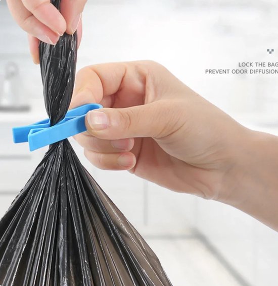Blauwe vuilniszakclip die de bovenkant van een vuilniszak vastklemt met tekst 'LOCK THE BAG PREVENT ODOR DIFFUSION'.