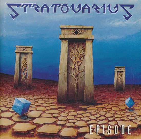 Albumhoes 'Episode' van Stratovarius met drie stenen portalen op een woestijnachtig terrein met blauwe kubussen.