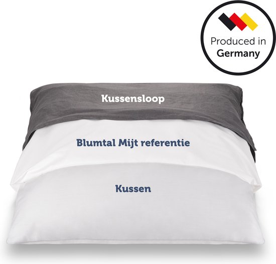 Een witte kussensloop met een donkergrijze kussensloop eroverheen. Cirkel met vlag van Duitsland en 'Produced in Germany'.