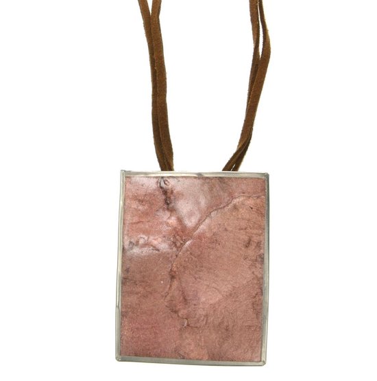 Behave Ketting van suede met rechthoekige schelpenhanger