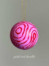 Geschilderde kerstbal - Handpainted Christmas bauble – pink/red doodle